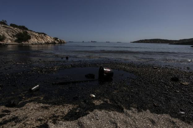 Καθηγητής πνευμονολογίας προειδοποιεί για την πετρελαιοκηλίδα: Πιθανές ακόμη και τερατογόνες επιδράσεις